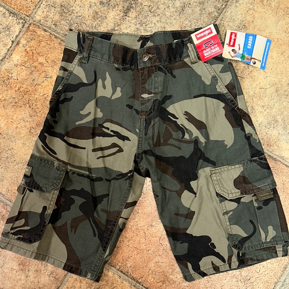 NWT.  NWT  WRANGLER CARGO SHORTS